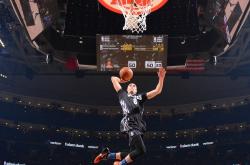 开云官网-约基奇连续得分拉开差距，尼克斯提前终结悬念，湖人前景蒙上阴影