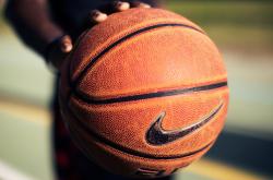 开云体育直播-威廉姆斯绝杀索伯车队，汉密尔顿高光表现点亮F1历史性夜晚