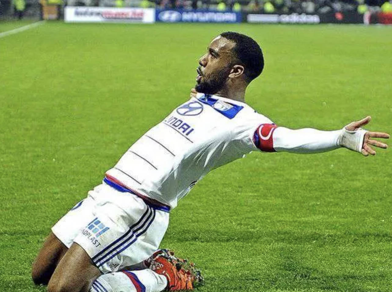 里昂客场大胜，法甲排名暂时上升至第一的简单介绍