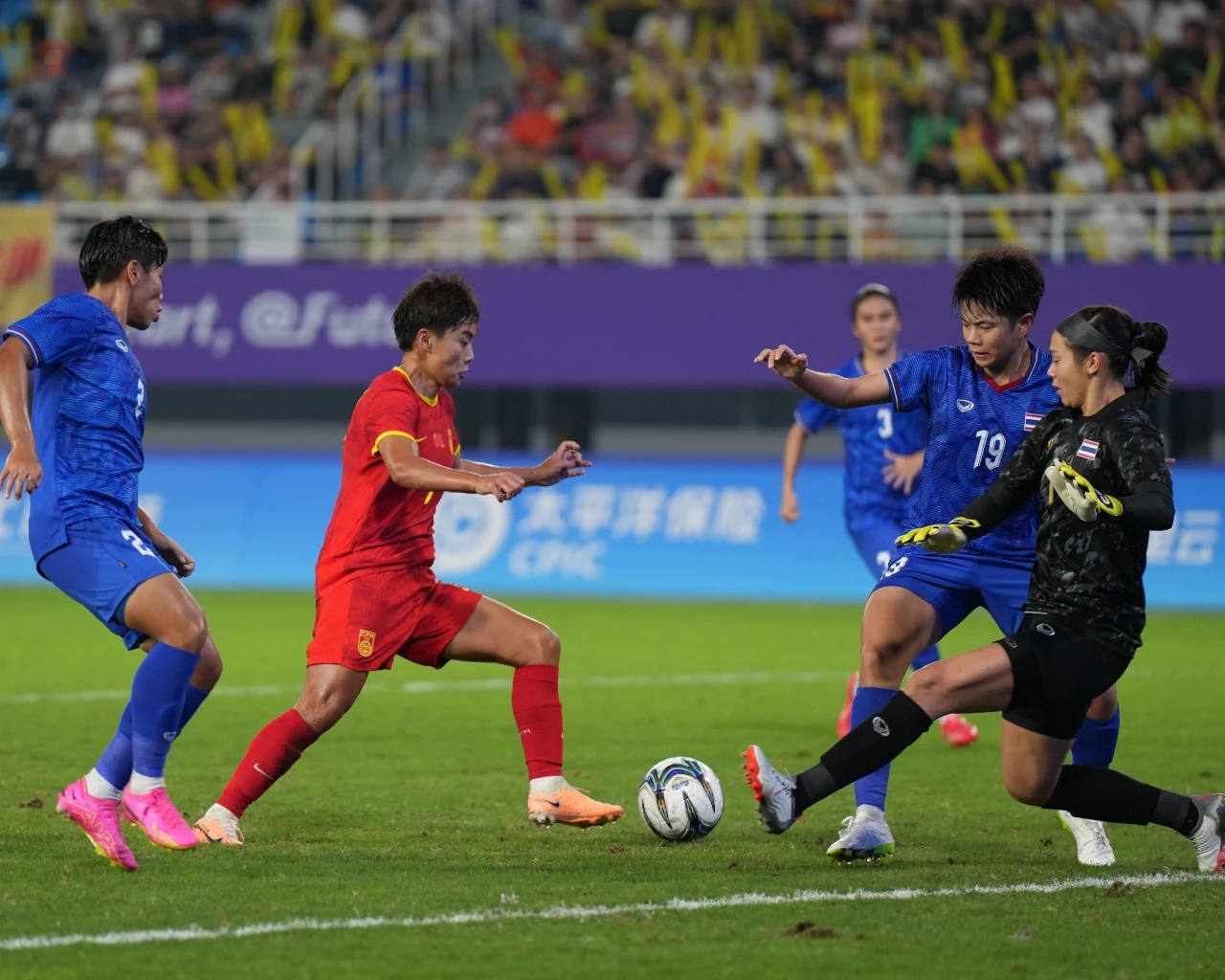 竞技场上的较量，强队成功击败对手