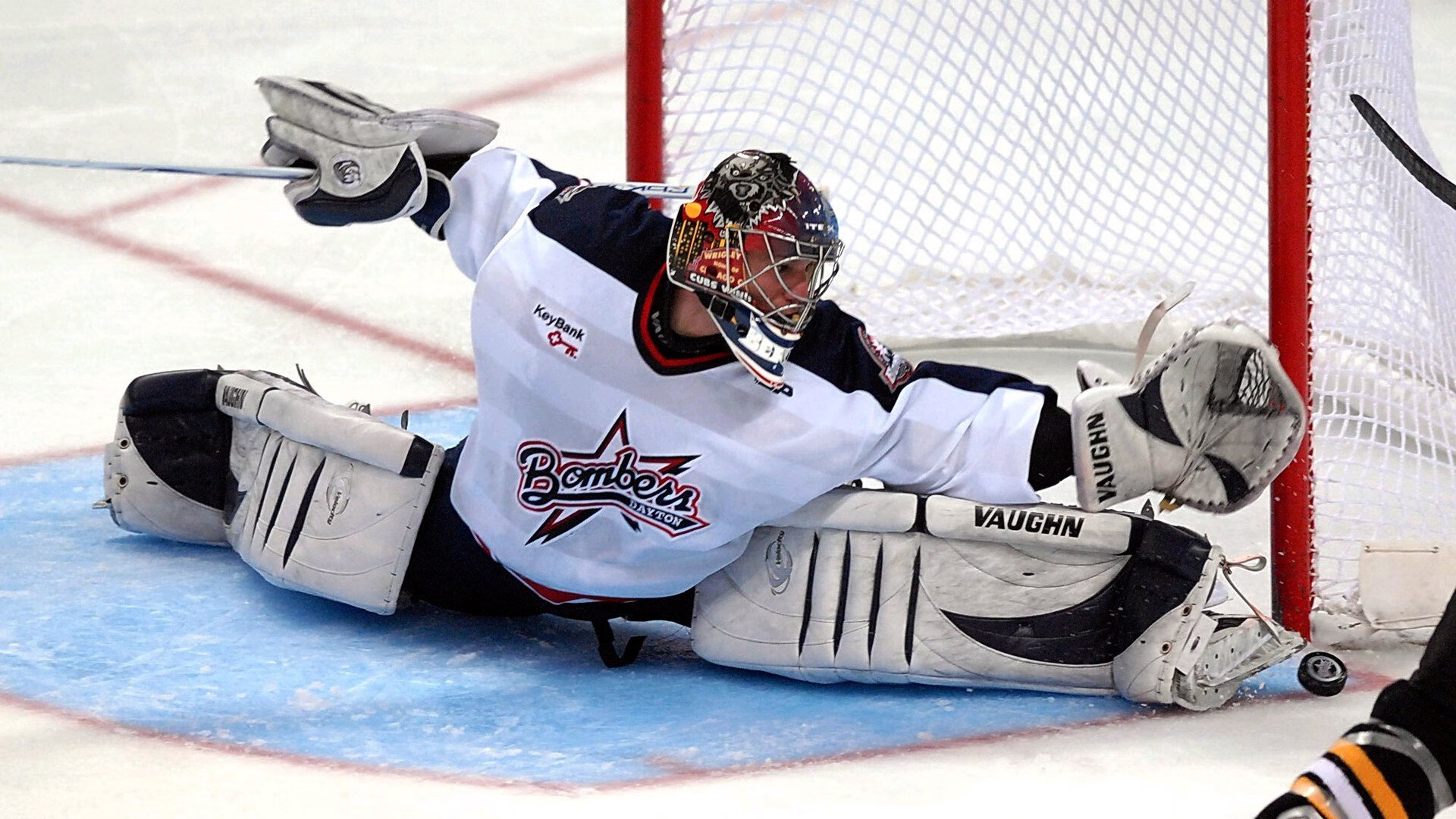 马刺封锁尼克斯,布克在NBA季后赛接管比赛